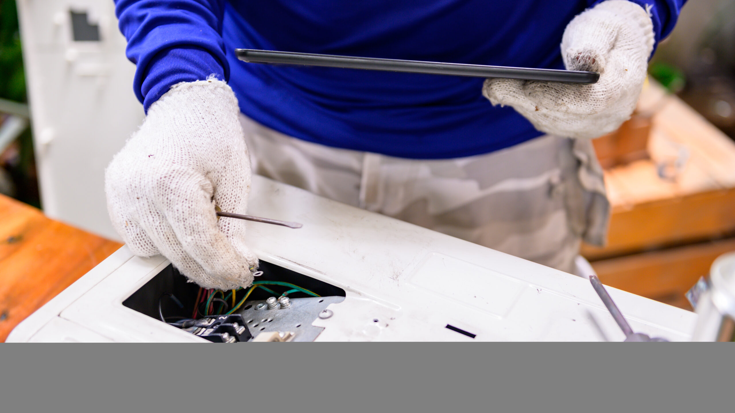 asian man online learning repair air conditioner home 1 scaled